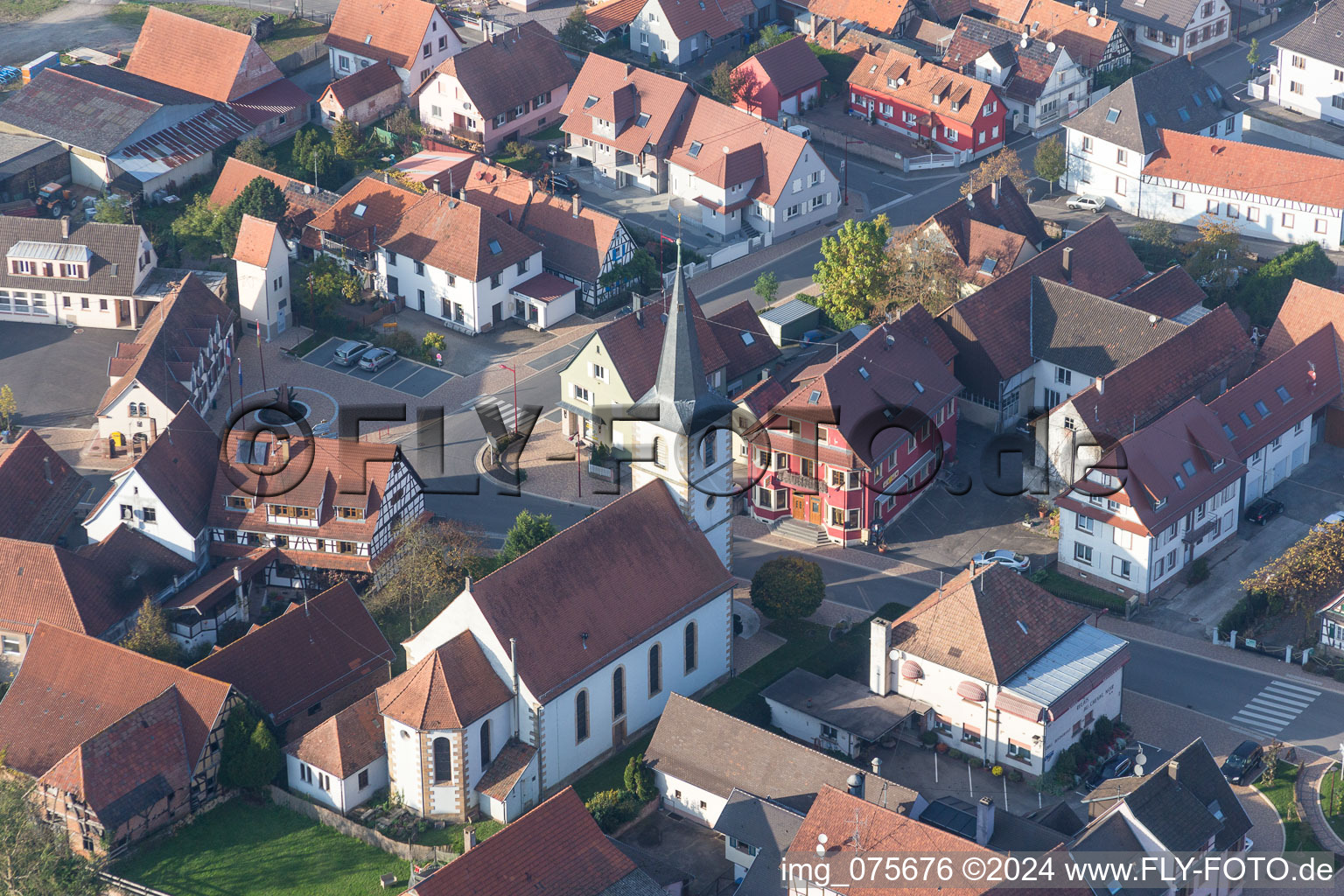 Vue aérienne de Église presbytère protestante au centre du village à Niederrœdern dans le département Bas Rhin, France