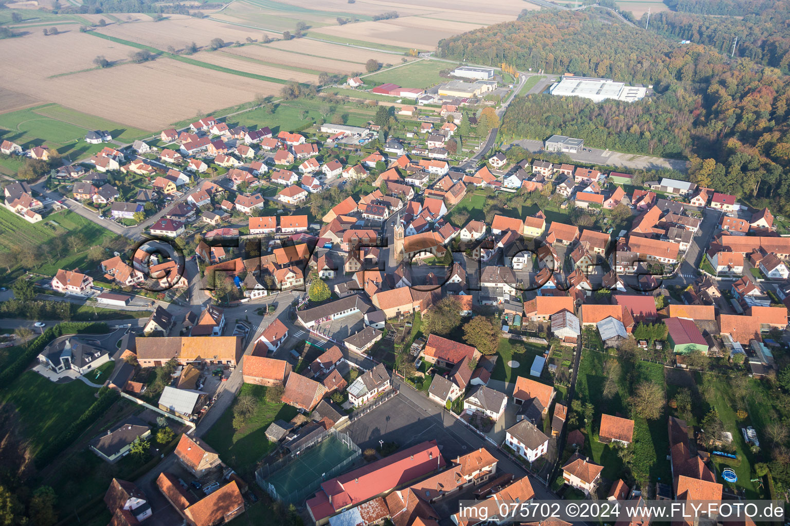 Vue aérienne de Vue sur le village à Schaffhouse-près-Seltz dans le département Bas Rhin, France