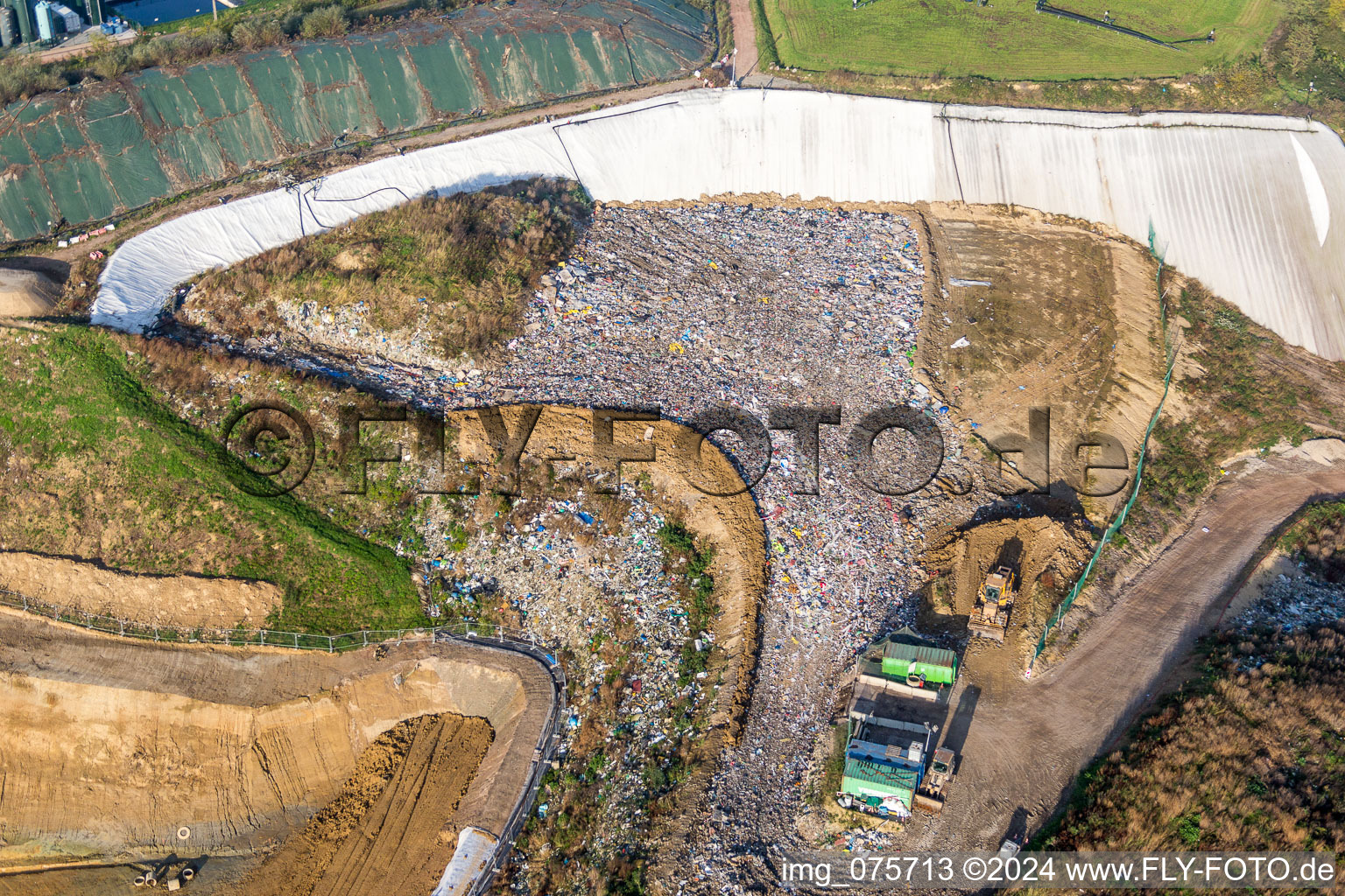 Vue aérienne de Site de la décharge comblée à Schaffhouse-près-Seltz à Schaffhouse-près-Seltz dans le département Bas Rhin, France