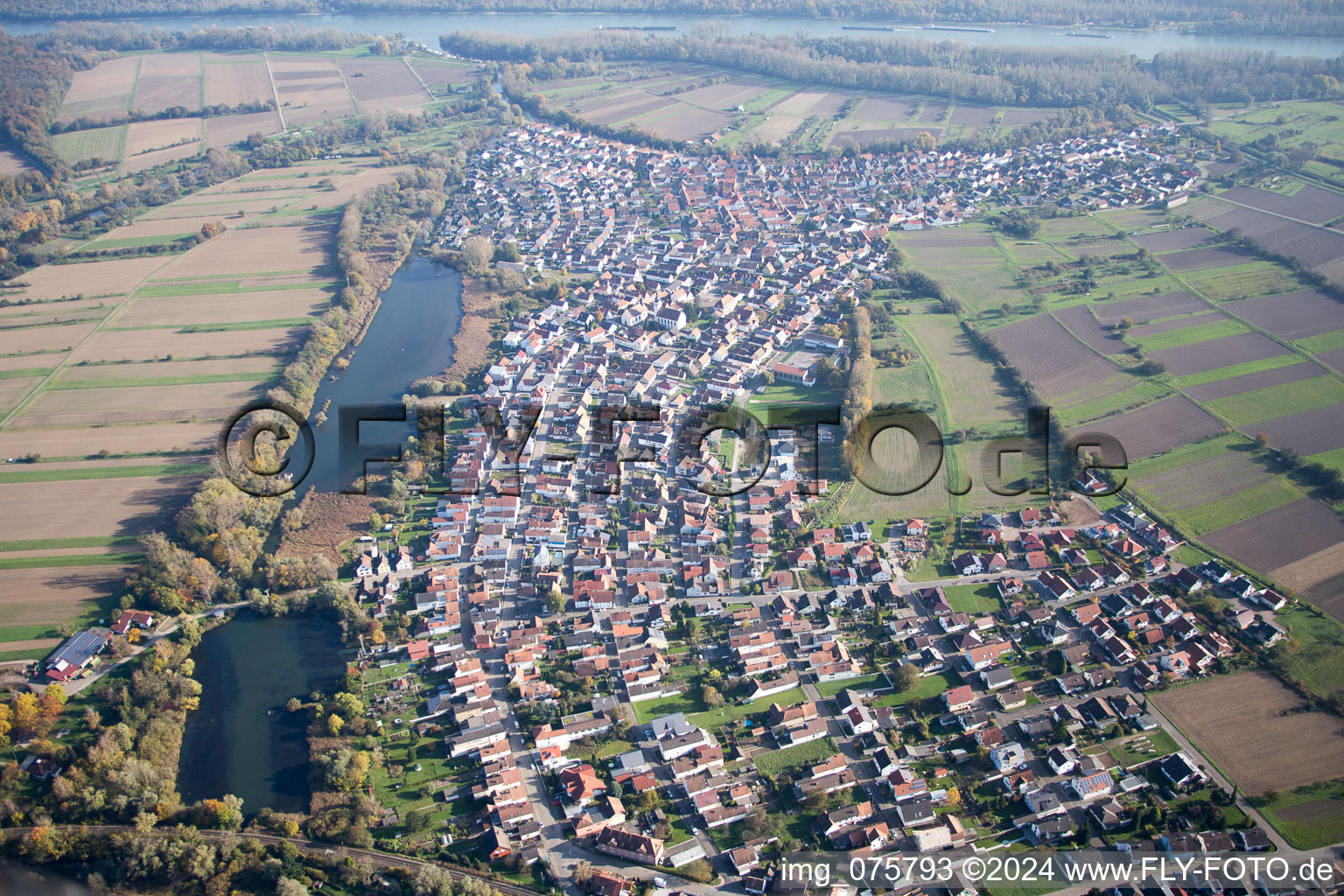 Vue aérienne de Neuburg dans le département Rhénanie-Palatinat, Allemagne