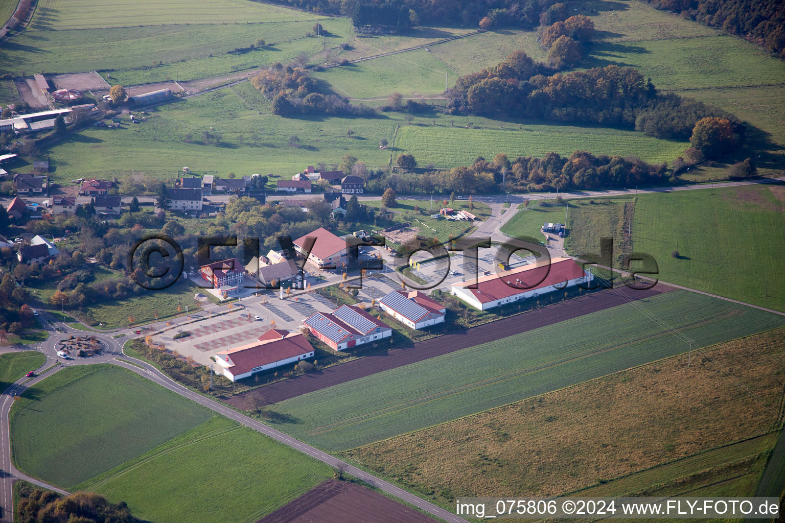 Vue aérienne de Centre commercial à le quartier Neulauterburg in Berg dans le département Rhénanie-Palatinat, Allemagne