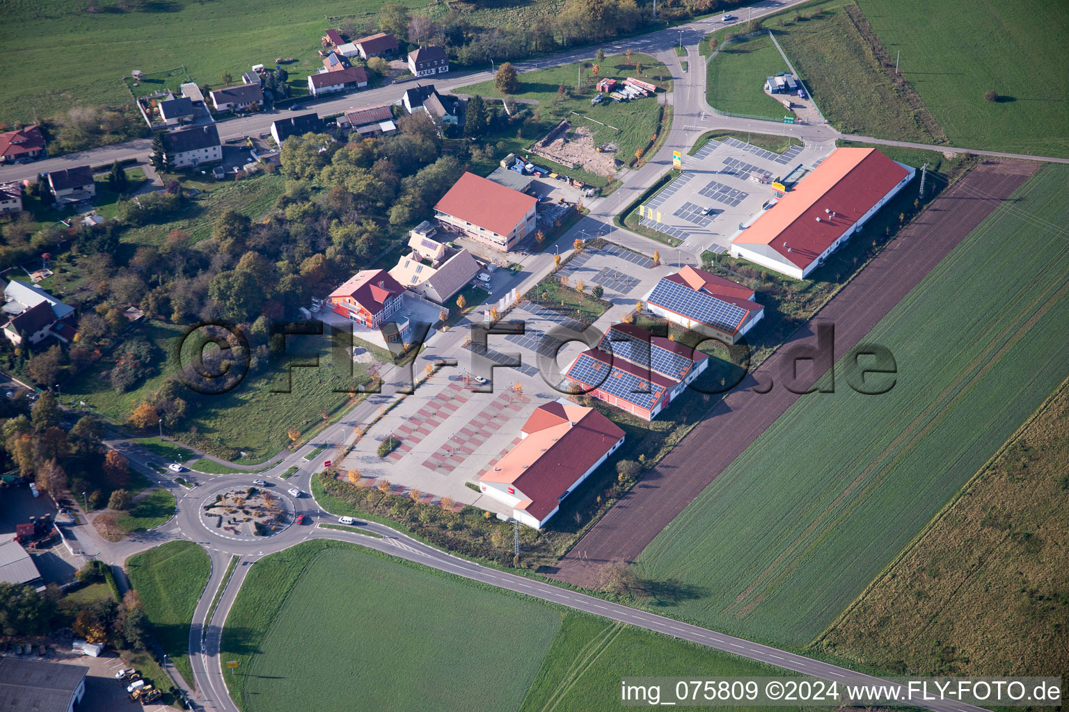 Vue aérienne de Centre commercial à le quartier Neulauterburg in Berg dans le département Rhénanie-Palatinat, Allemagne