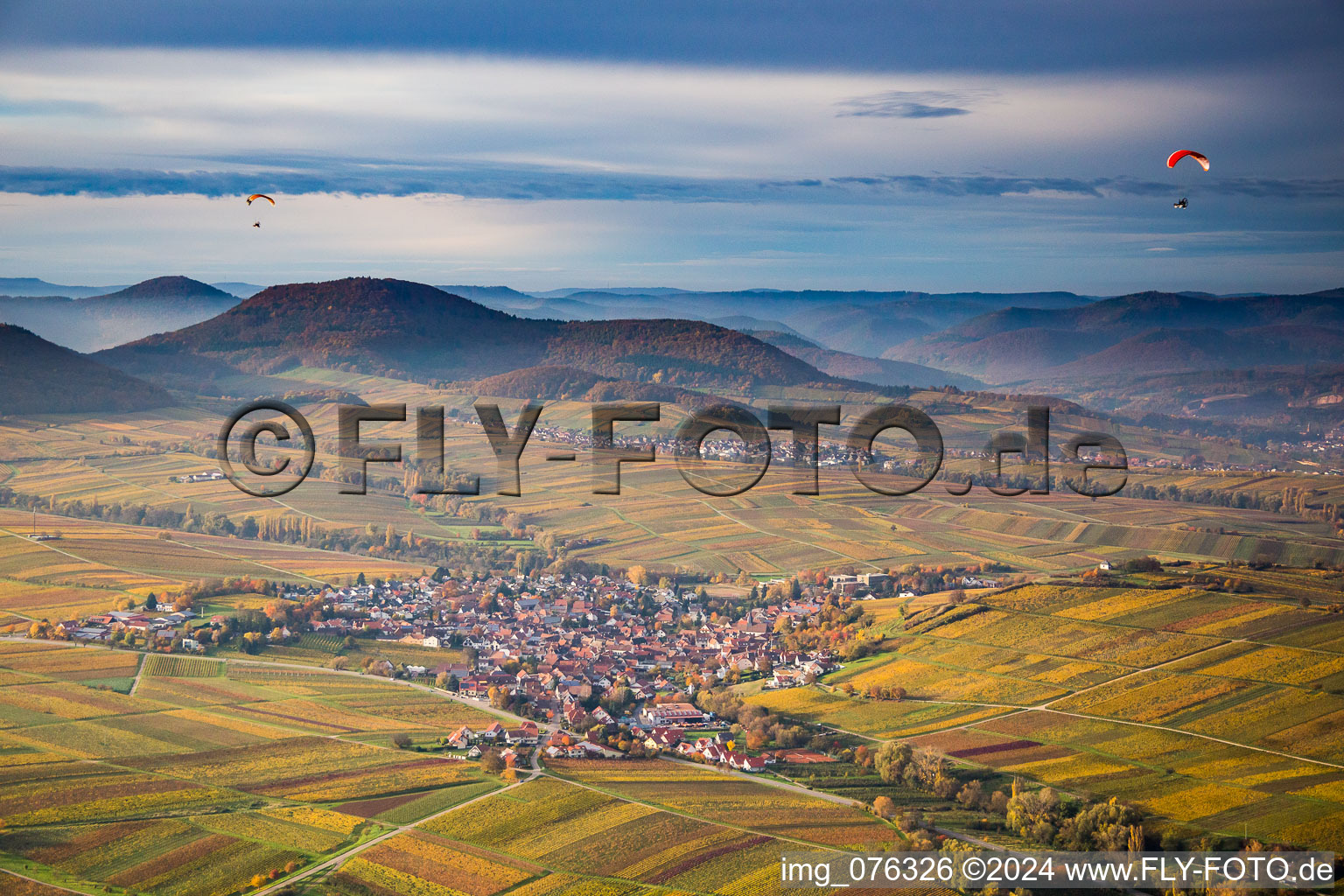 Vue aérienne de Paysage viticole automnal avec parapentistes devant le Haardtrand de la forêt du Palatinat dans la zone viticole à le quartier Wollmesheim in Landau in der Pfalz dans le département Rhénanie-Palatinat, Allemagne