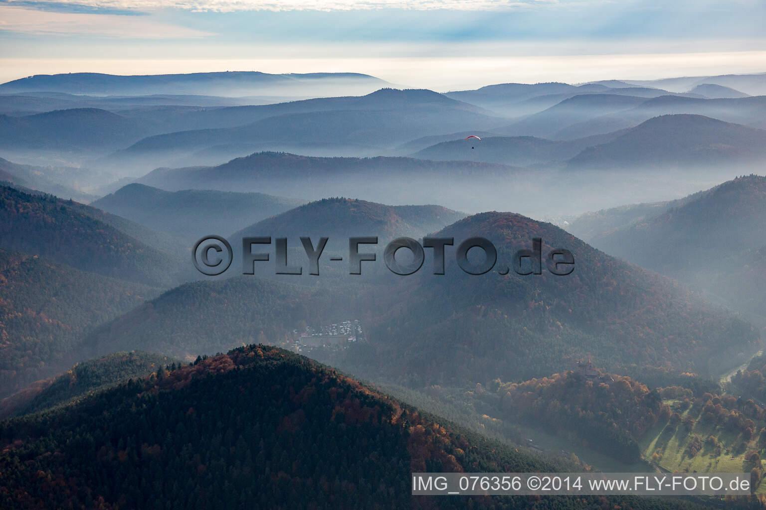 Vue aérienne de Camping nature "Am Berwartestein à Erlenbach bei Dahn dans le département Rhénanie-Palatinat, Allemagne