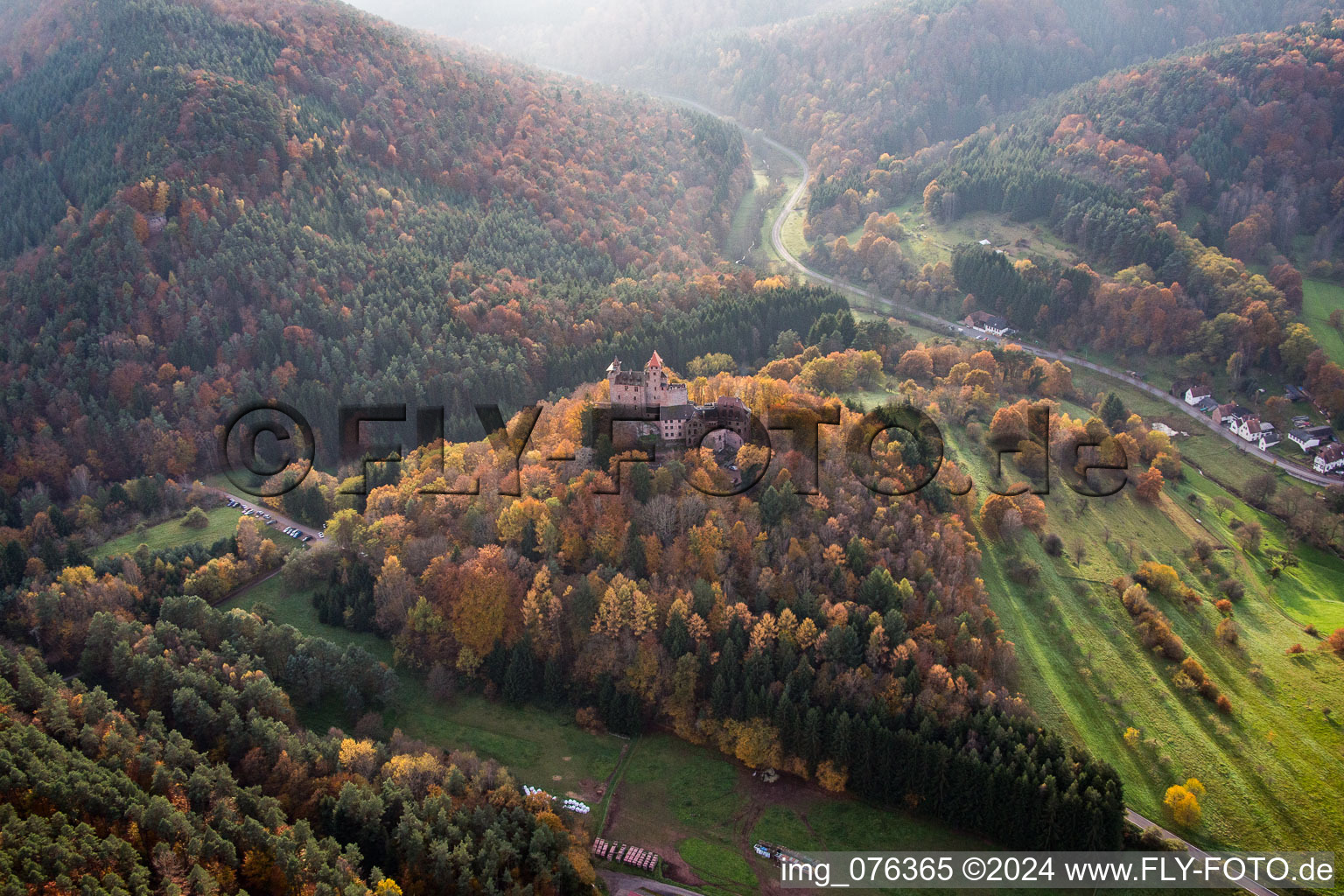 Vue oblique de Erlenbach, château de Berwartstein à Erlenbach bei Dahn dans le département Rhénanie-Palatinat, Allemagne