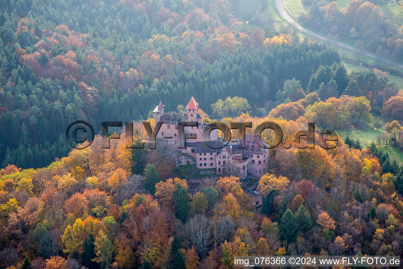 Erlenbach, château de Berwartstein à Erlenbach bei Dahn dans le département Rhénanie-Palatinat, Allemagne d'en haut