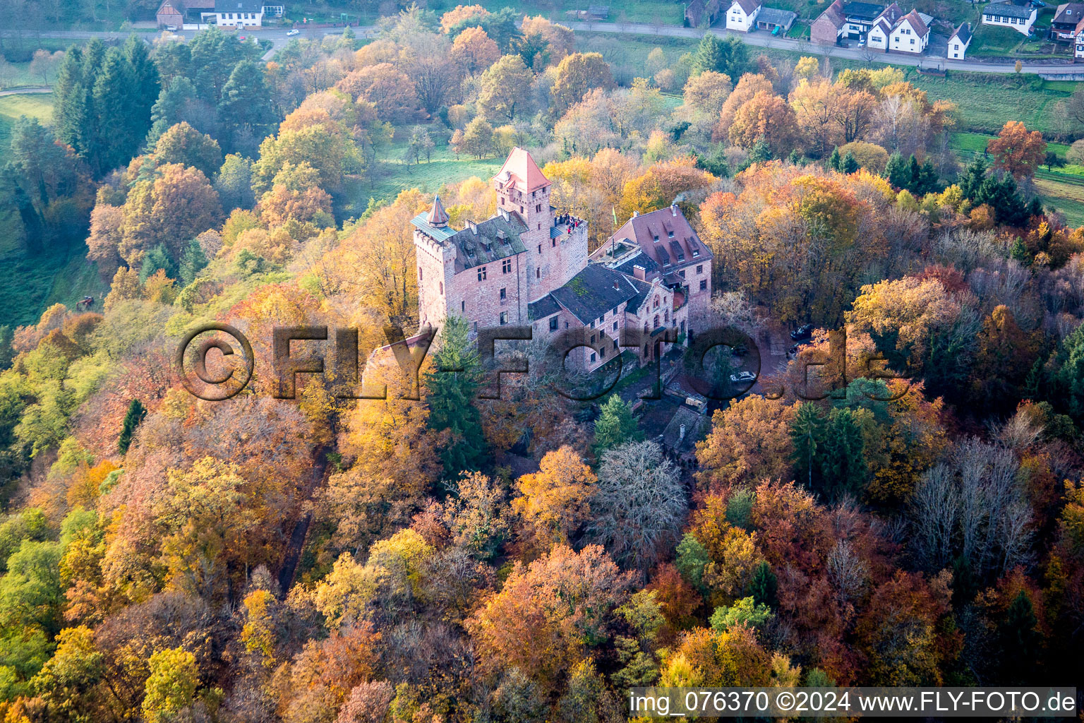 Vue aérienne de Château de Berwartstein entouré d'une forêt aux couleurs automnales à Erlenbach bei Dahn dans le département Rhénanie-Palatinat, Allemagne
