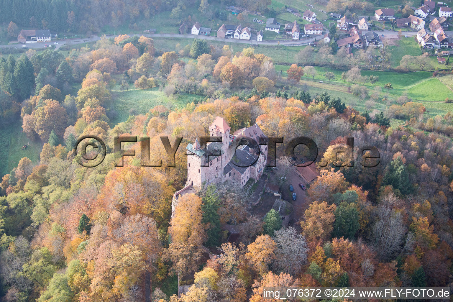 Erlenbach, château de Berwartstein à Erlenbach bei Dahn dans le département Rhénanie-Palatinat, Allemagne vue d'en haut