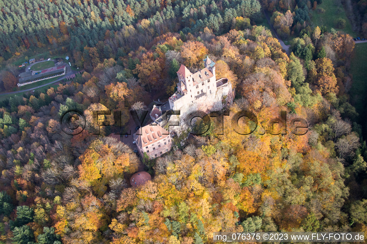 Erlenbach, château de Berwartstein à Erlenbach bei Dahn dans le département Rhénanie-Palatinat, Allemagne depuis l'avion