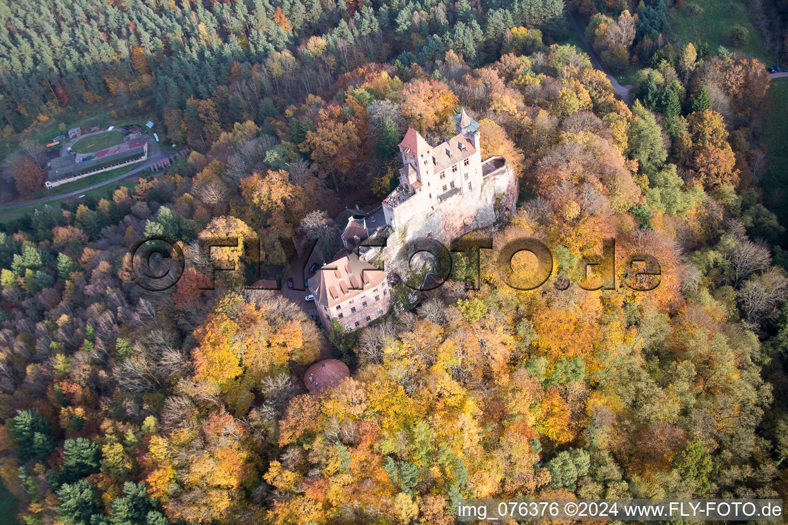 Vue d'oiseau de Erlenbach, château de Berwartstein à Erlenbach bei Dahn dans le département Rhénanie-Palatinat, Allemagne