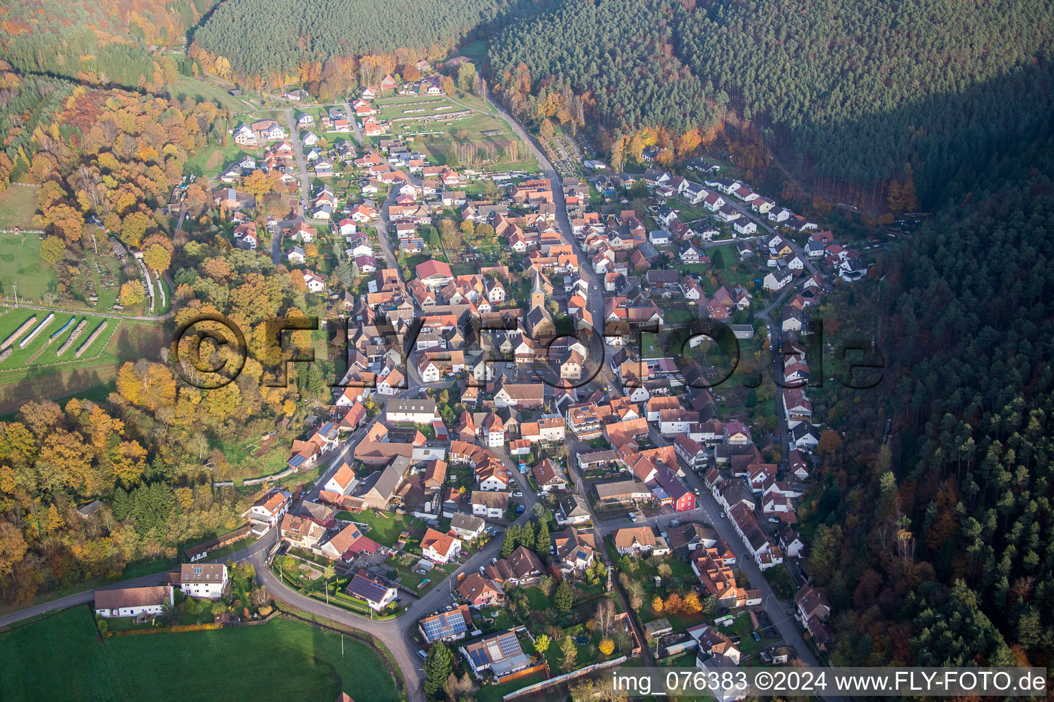 Vue aérienne de Vue sur le village à Vorderweidenthal dans le département Rhénanie-Palatinat, Allemagne