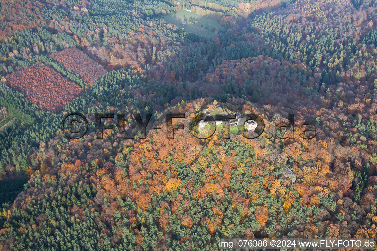 Vue aérienne de Ruines et vestiges du mur de l'ancien complexe du château de Lindelbrunn à Vorderweidenthal dans le département Rhénanie-Palatinat, Allemagne