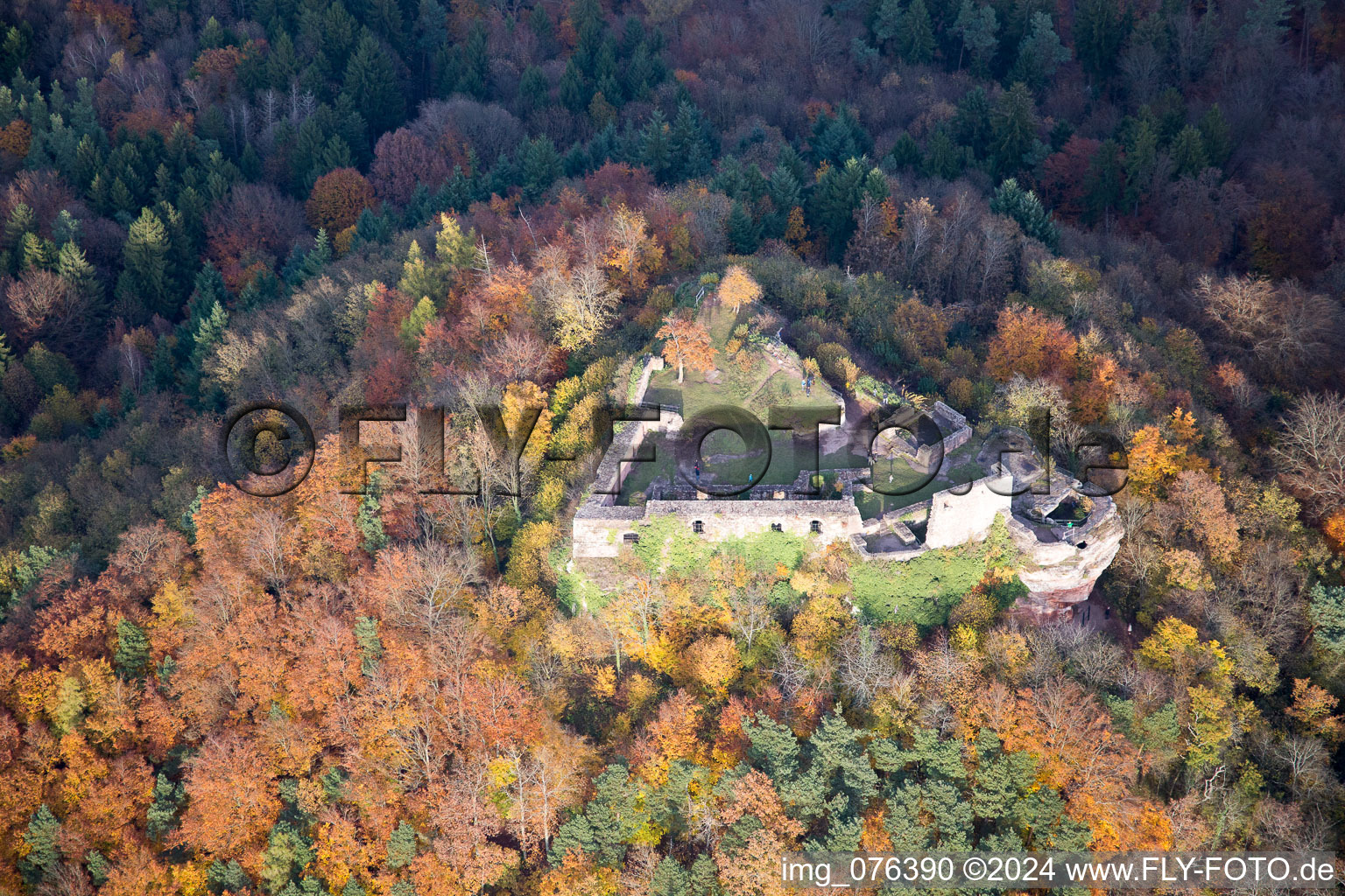 Vue aérienne de Ruines et vestiges du mur de l'ancien complexe du château de Lindelbrunn à Vorderweidenthal dans le département Rhénanie-Palatinat, Allemagne