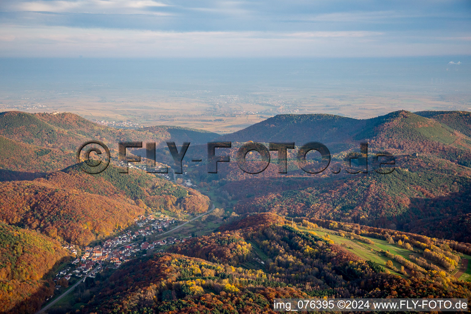 Vue aérienne de Paysage forestier et montagneux de la forêt du Palatinat en automne à Waldrohrbach dans le département Rhénanie-Palatinat, Allemagne