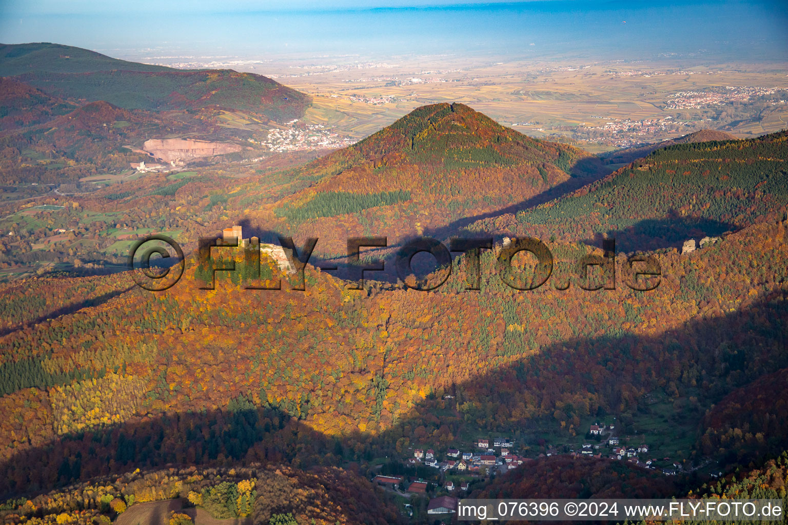 Vue aérienne de Château de Trifels à le quartier Bindersbach in Annweiler am Trifels dans le département Rhénanie-Palatinat, Allemagne