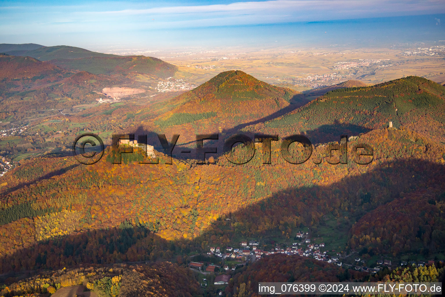 Vue aérienne de Château de Trifels à le quartier Bindersbach in Annweiler am Trifels dans le département Rhénanie-Palatinat, Allemagne