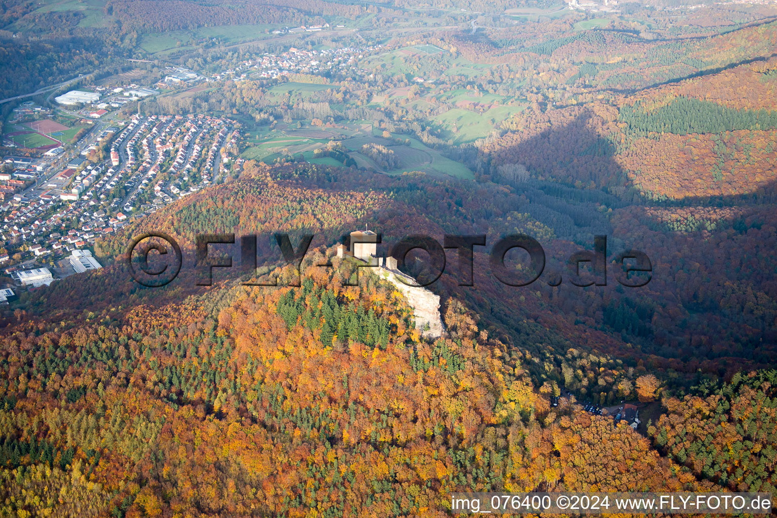 Vue aérienne de Complexe du château de Veste Burg Trifels à Annweiler am Trifels dans le département Rhénanie-Palatinat, Allemagne