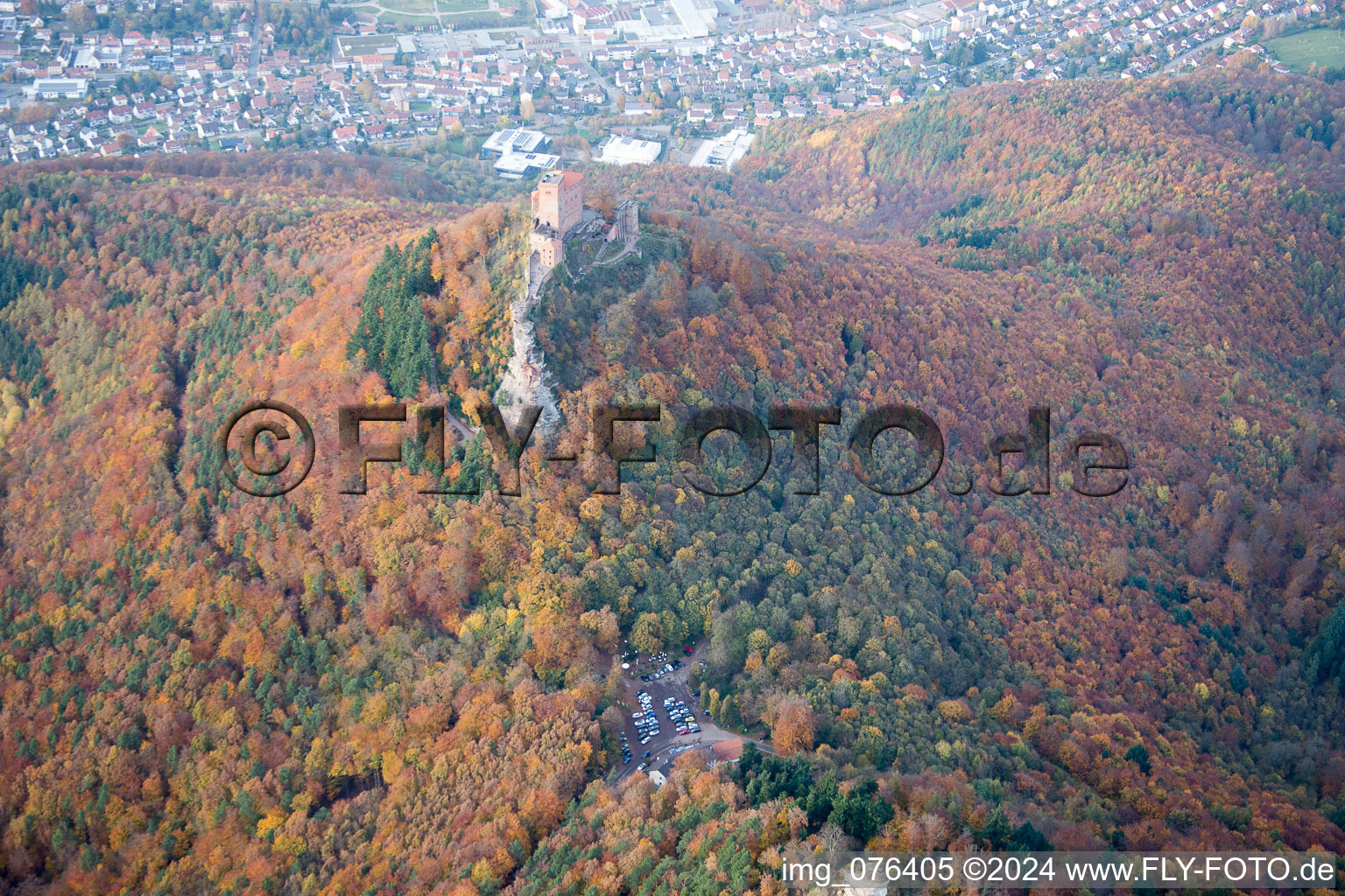 Vue aérienne de Parking des Trifels à le quartier Bindersbach in Annweiler am Trifels dans le département Rhénanie-Palatinat, Allemagne