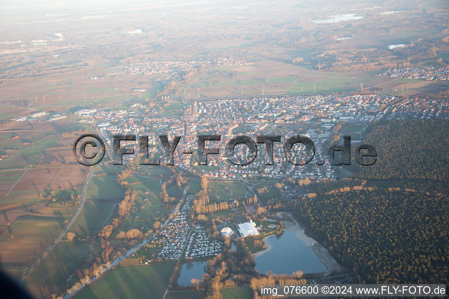 Vue aérienne de Rülzheim dans le département Rhénanie-Palatinat, Allemagne