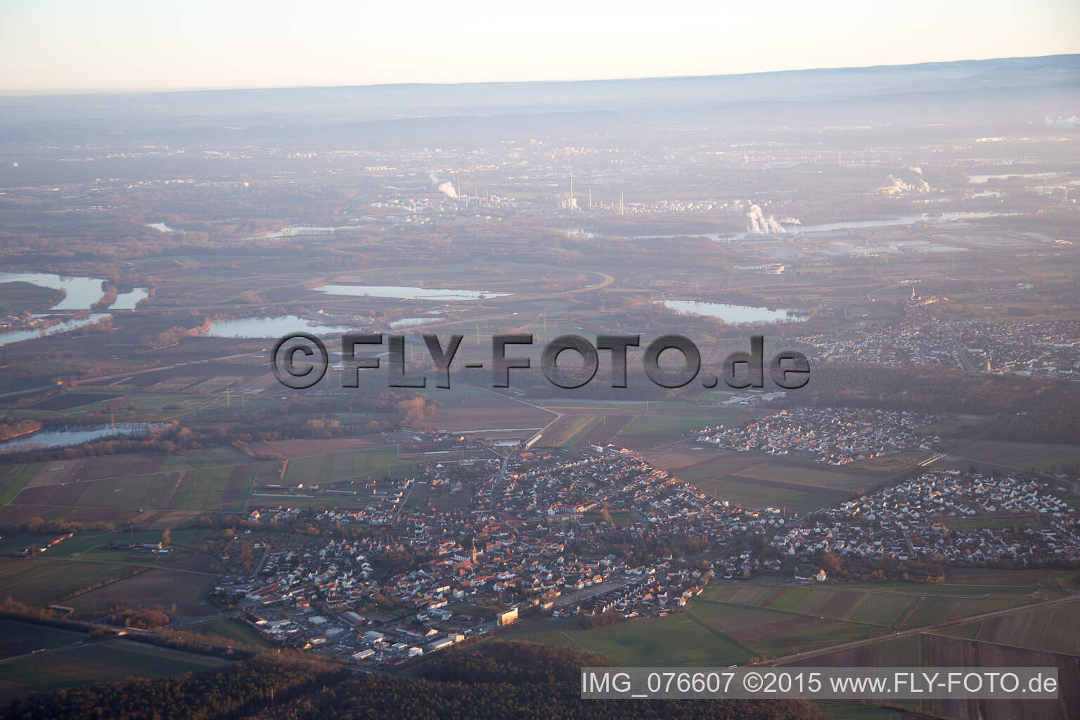 Rheinzabern dans le département Rhénanie-Palatinat, Allemagne du point de vue du drone