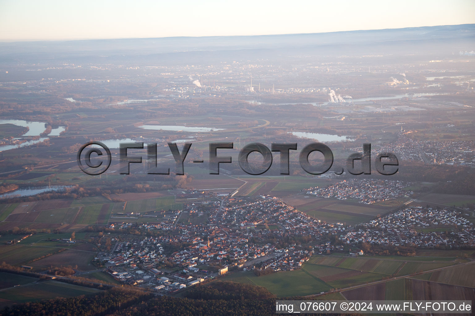 Rheinzabern dans le département Rhénanie-Palatinat, Allemagne du point de vue du drone