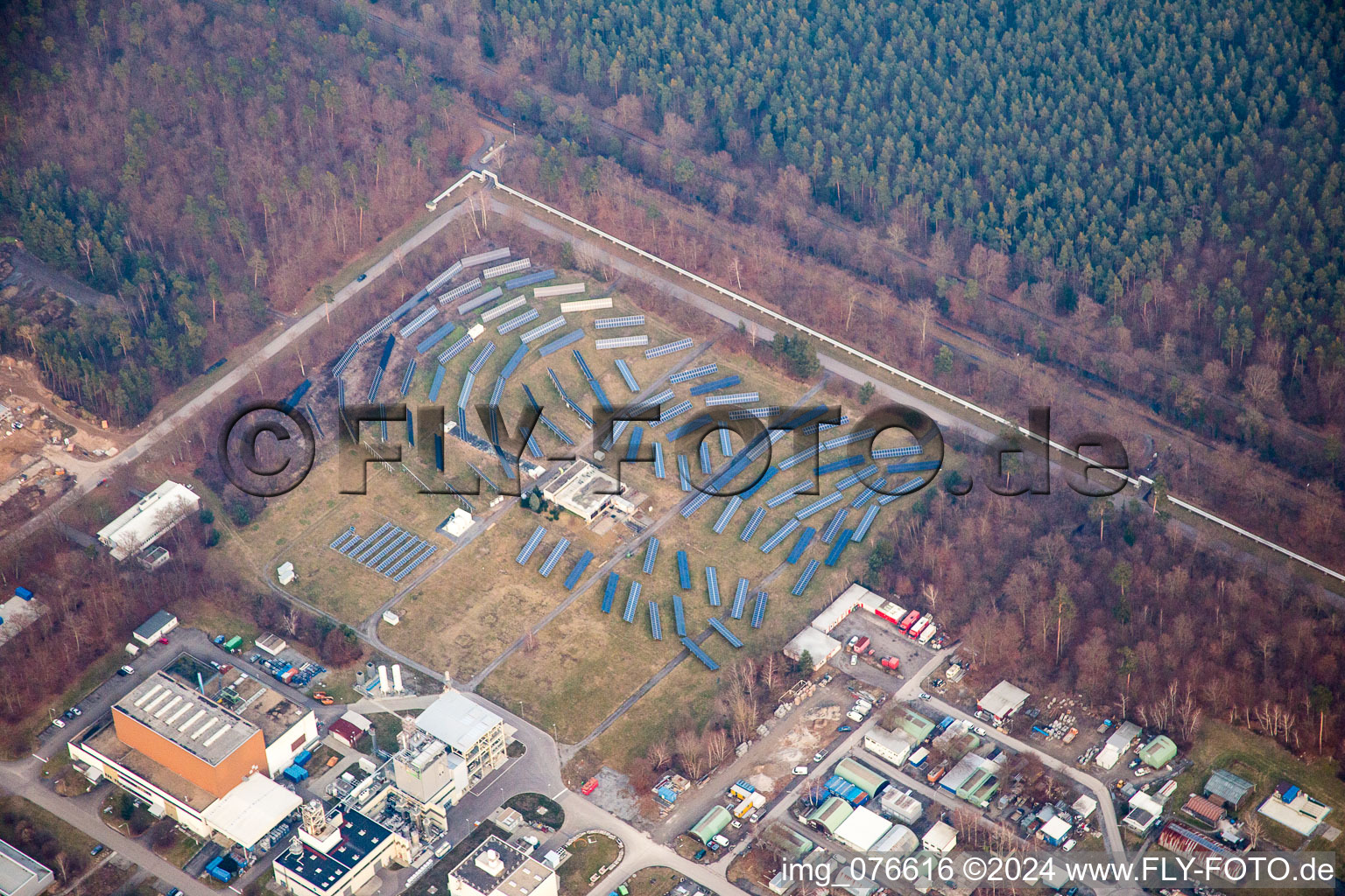 Vue aérienne de Campus University KIT - Campus Nord (ancien Centre de Recherche Nucléaire de Karlsruhe) à le quartier Leopoldshafen in Eggenstein-Leopoldshafen dans le département Bade-Wurtemberg, Allemagne