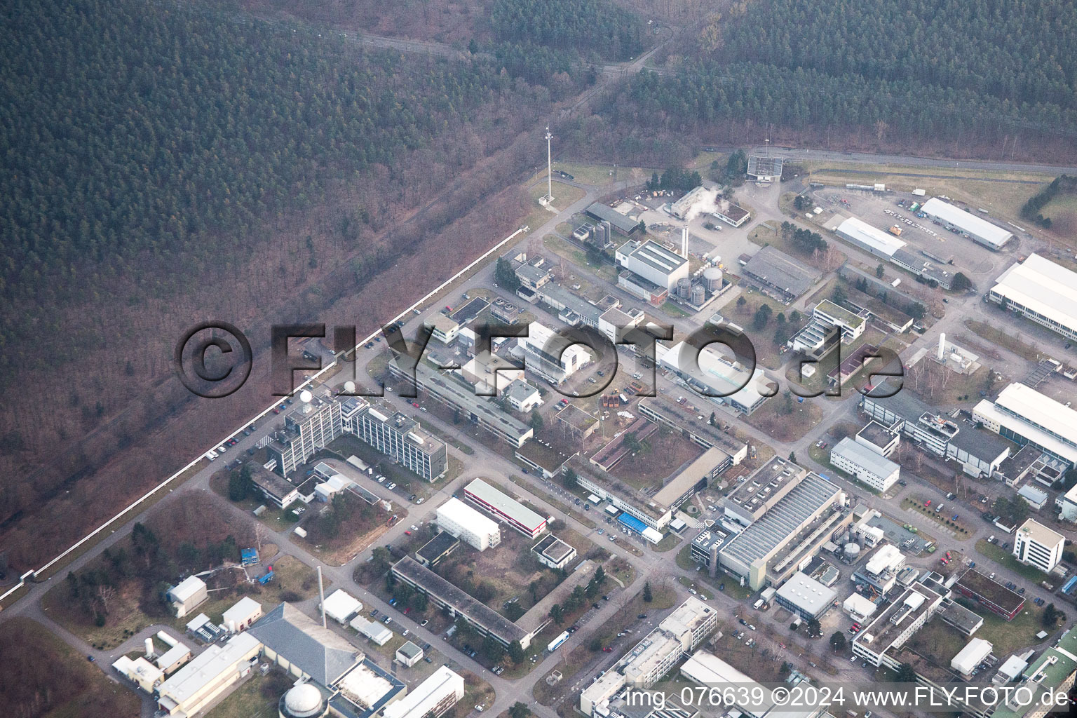 Campus KIK Nord à le quartier Leopoldshafen in Eggenstein-Leopoldshafen dans le département Bade-Wurtemberg, Allemagne du point de vue du drone