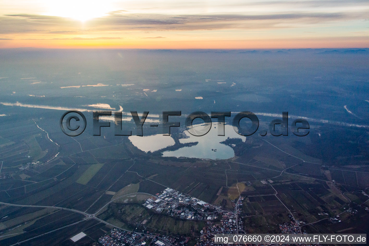 Vue aérienne de Lacs de carrière sur le Rhin à le quartier Liedolsheim in Dettenheim dans le département Bade-Wurtemberg, Allemagne