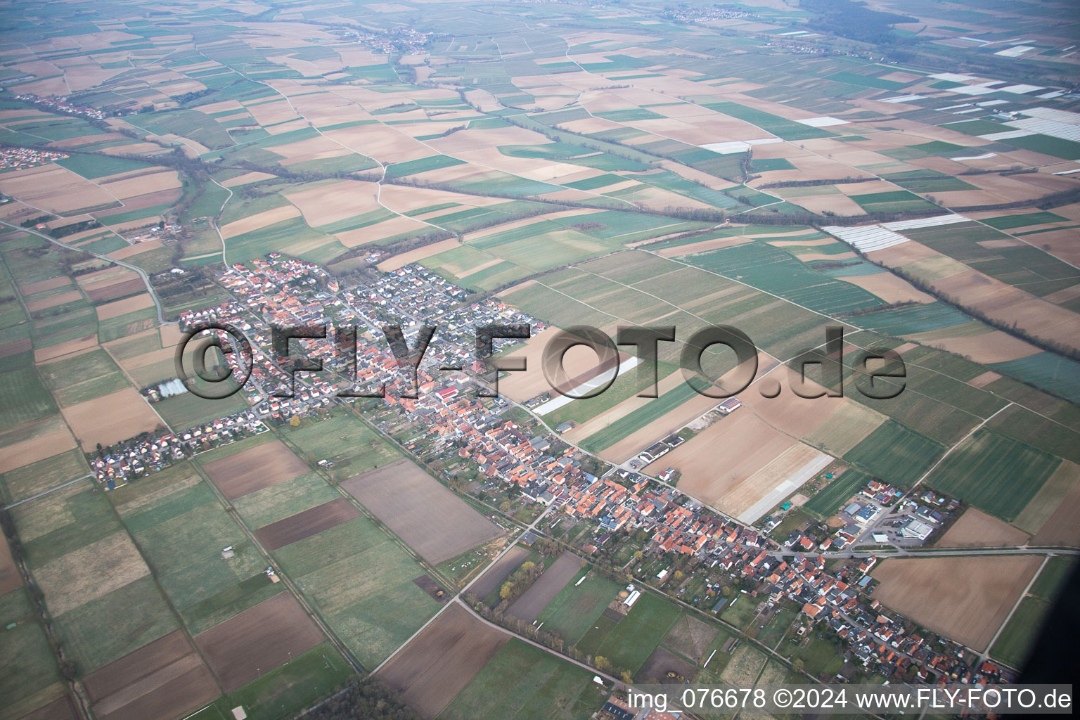 Vue d'oiseau de Freckenfeld dans le département Rhénanie-Palatinat, Allemagne