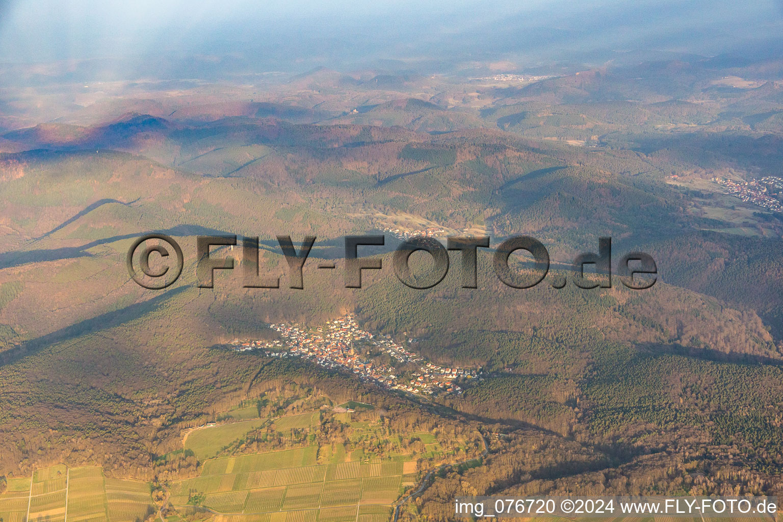 Vue aérienne de Paysage forestier et montagneux de la forêt du sud du Palatinat à Dörrenbach dans le département Rhénanie-Palatinat, Allemagne