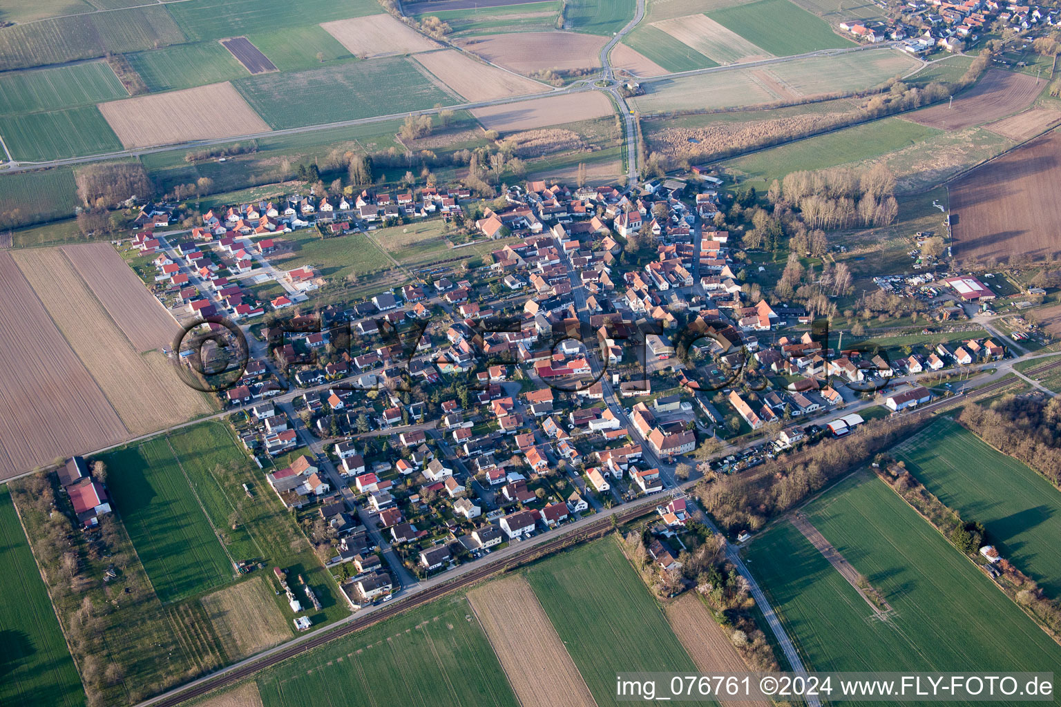 Vue aérienne de Vue sur le village à Barbelroth dans le département Rhénanie-Palatinat, Allemagne