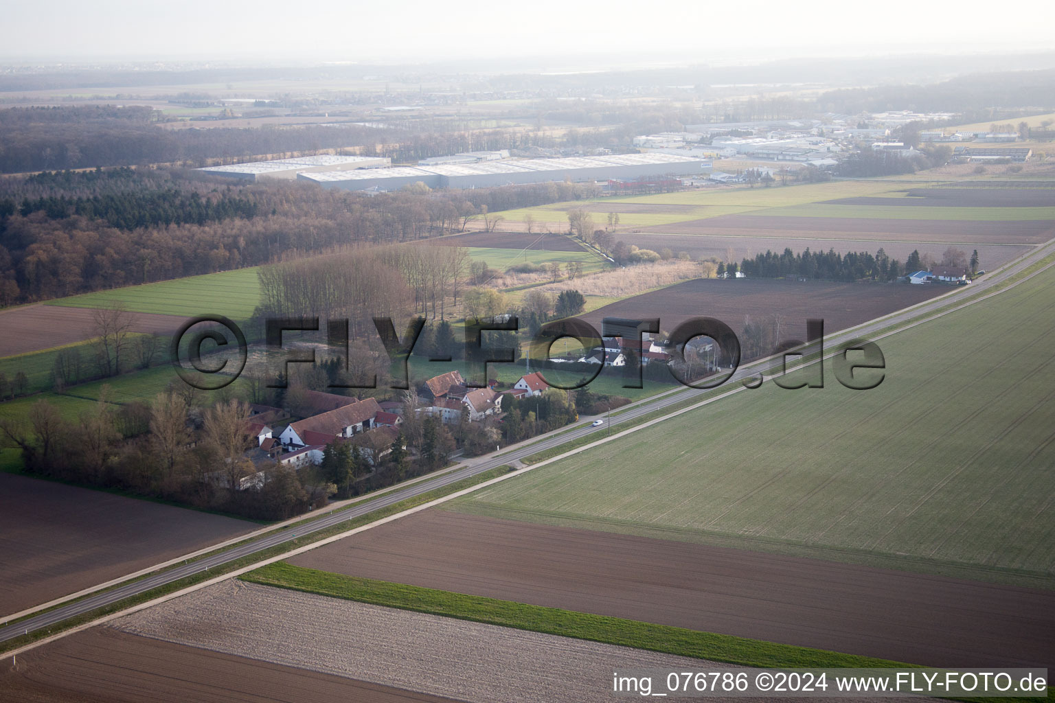 Vue d'oiseau de Höfen dans le département Rhénanie-Palatinat, Allemagne