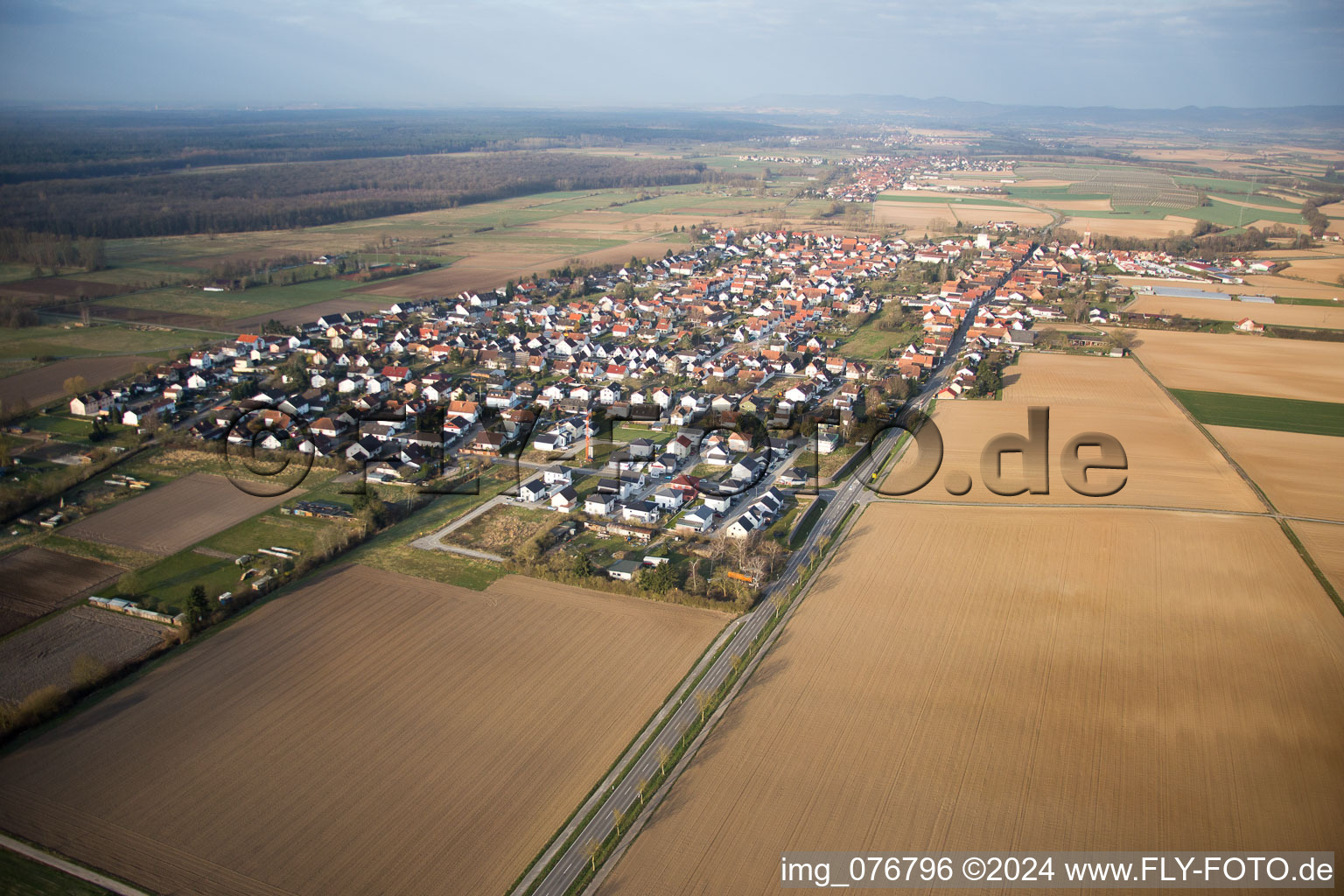 Minfeld dans le département Rhénanie-Palatinat, Allemagne vu d'un drone