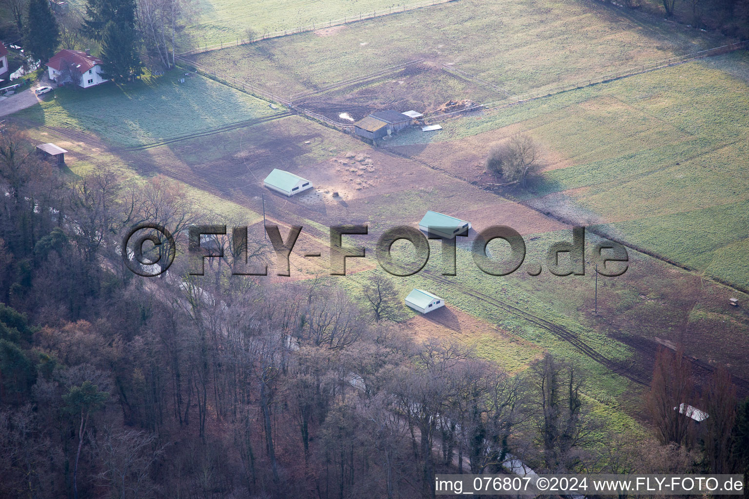 Vue aérienne de Otterbachtal, ferme de poulets bio au Hahnmühle à Kandel dans le département Rhénanie-Palatinat, Allemagne