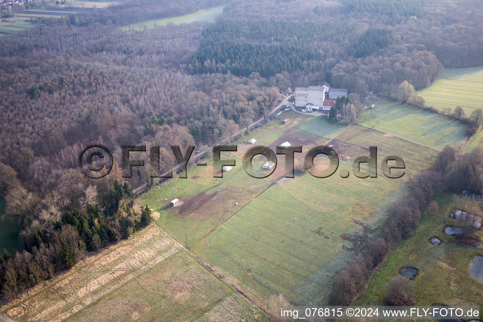 Vue d'oiseau de Otterbachtal, ferme de poulets bio au Hahnmühle à Kandel dans le département Rhénanie-Palatinat, Allemagne