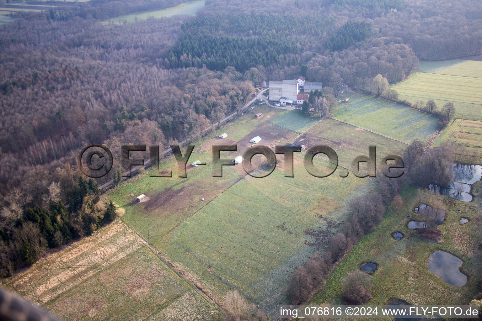 Otterbachtal, ferme de poulets bio au Hahnmühle à Kandel dans le département Rhénanie-Palatinat, Allemagne vue du ciel