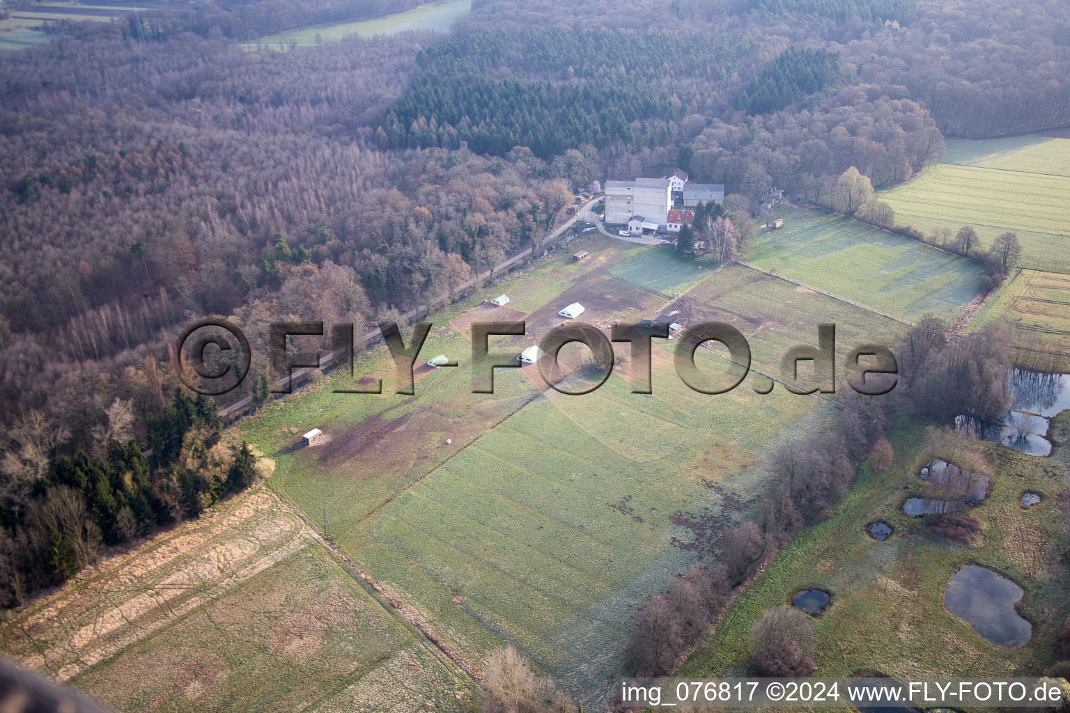 Enregistrement par drone de Otterbachtal, ferme de poulets bio au Hahnmühle à Kandel dans le département Rhénanie-Palatinat, Allemagne