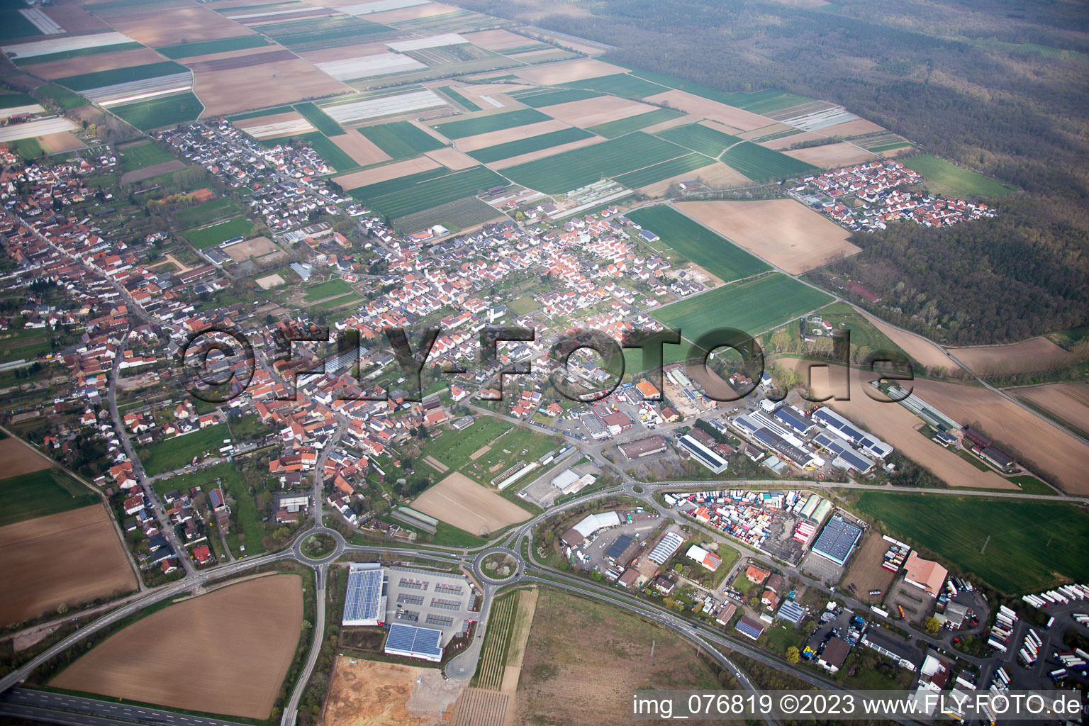 Vue aérienne de Schwegenheim dans le département Rhénanie-Palatinat, Allemagne