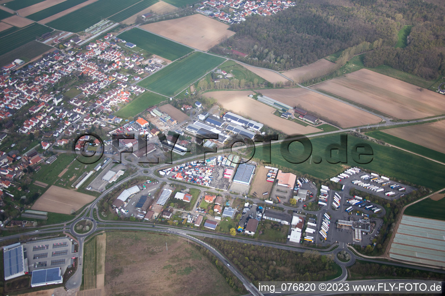 Vue aérienne de Schwegenheim dans le département Rhénanie-Palatinat, Allemagne