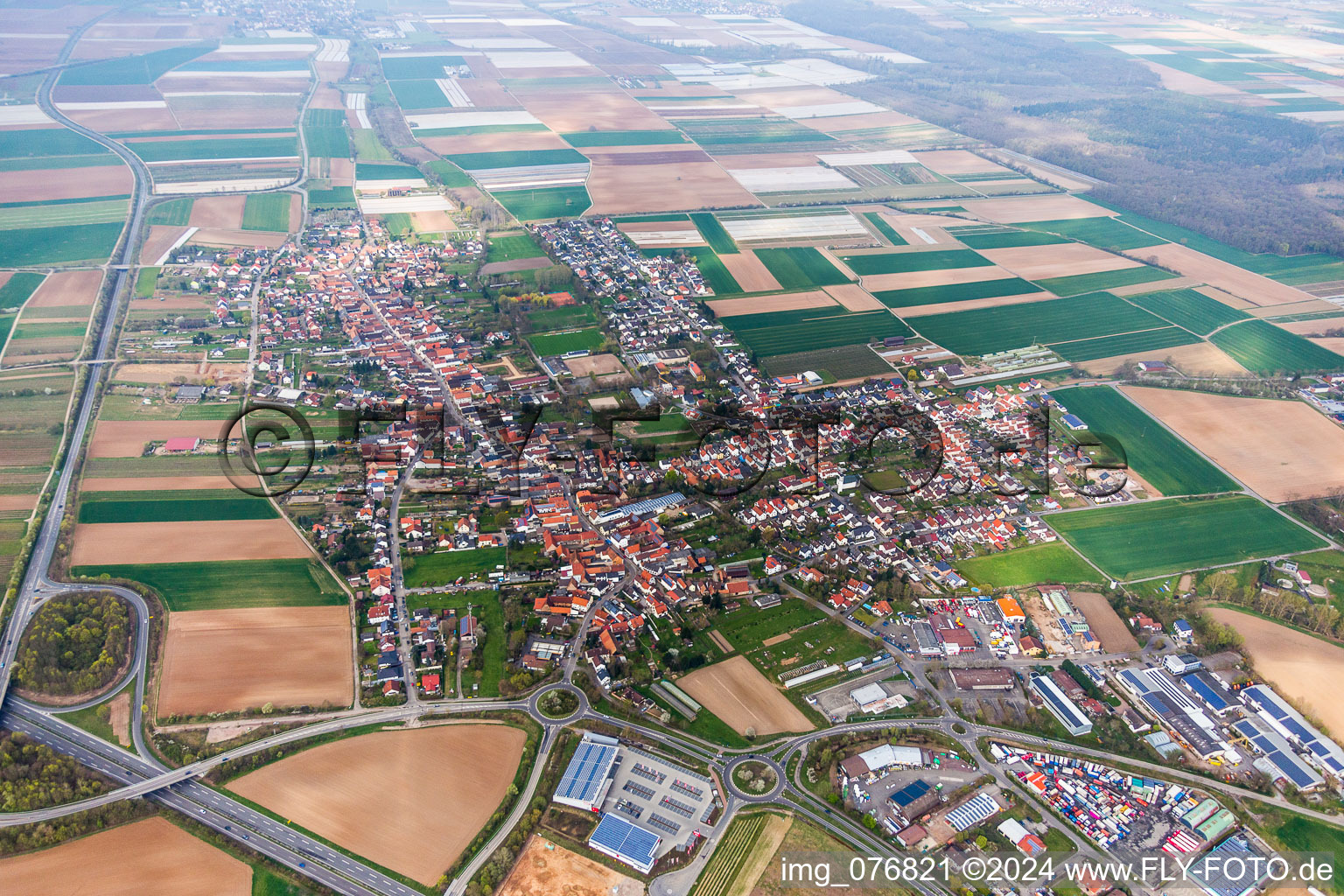 Vue aérienne de Vue des rues et des maisons des quartiers résidentiels à Schwegenheim dans le département Rhénanie-Palatinat, Allemagne