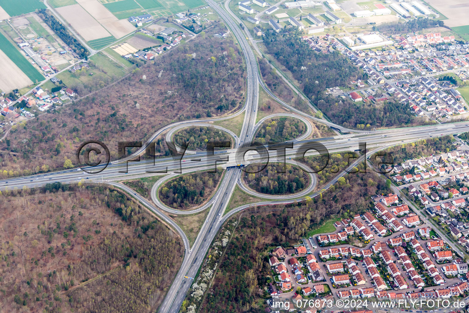 Vue aérienne de Orientation de la circulation et voiries à l'intersection des BAB A61 et B9 à le quartier Rinkenbergerhof in Speyer dans le département Rhénanie-Palatinat, Allemagne