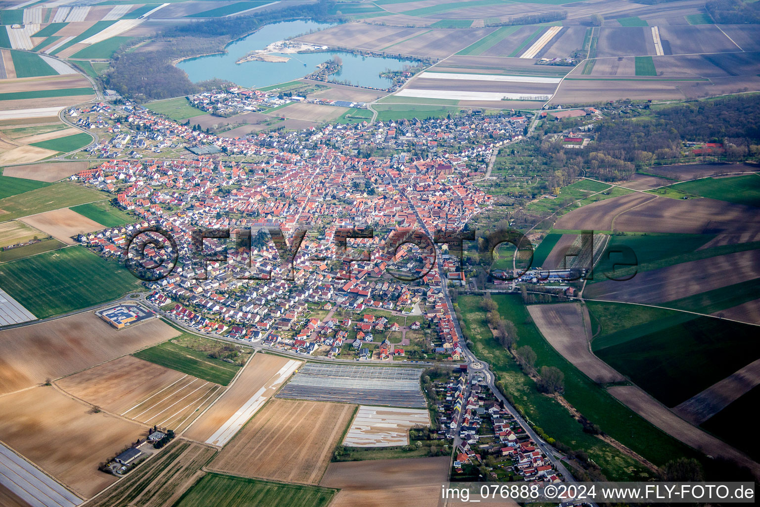 Vue aérienne de Vue des rues et des maisons des quartiers résidentiels à Waldsee dans le département Rhénanie-Palatinat, Allemagne