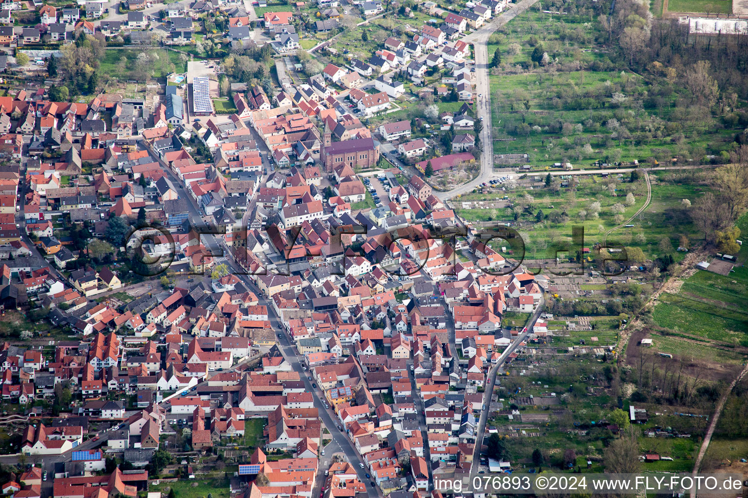 Vue aérienne de Vue des rues et des maisons des quartiers résidentiels à Waldsee dans le département Rhénanie-Palatinat, Allemagne