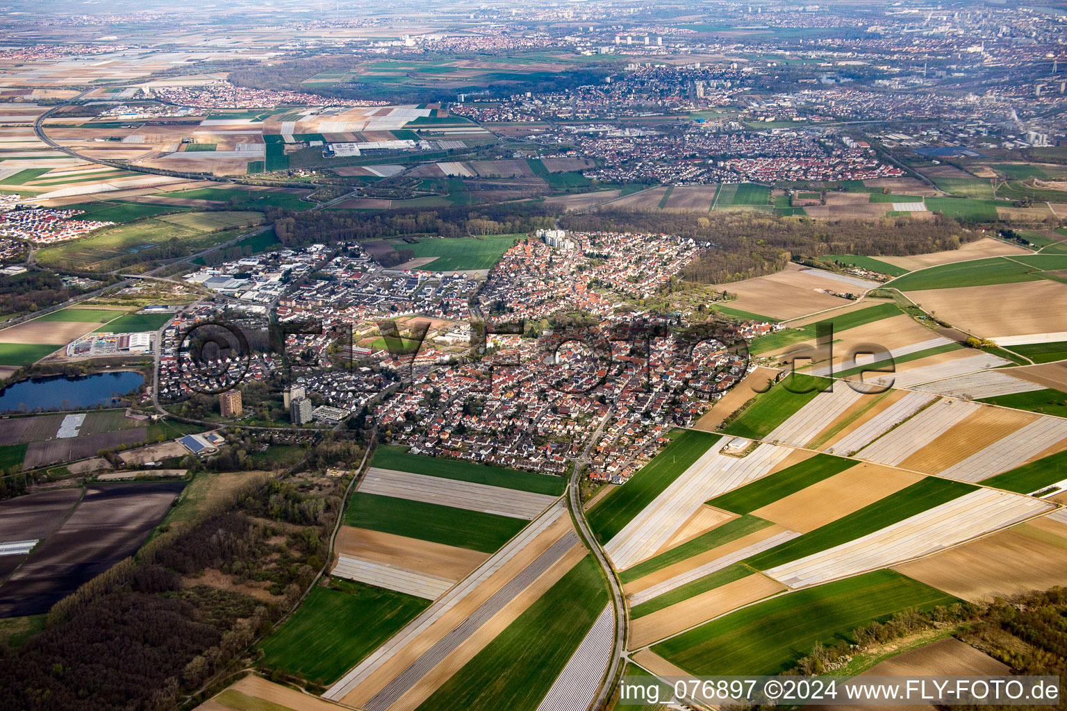 Vue aérienne de Neuhofen dans le département Rhénanie-Palatinat, Allemagne