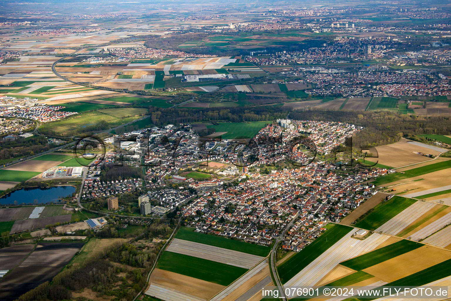 Vue aérienne de Neuhofen dans le département Rhénanie-Palatinat, Allemagne