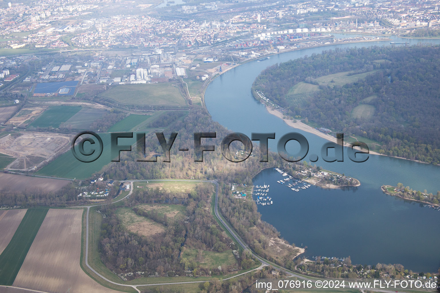 Vue aérienne de Étang de pins à le quartier Rheingönheim in Ludwigshafen am Rhein dans le département Rhénanie-Palatinat, Allemagne