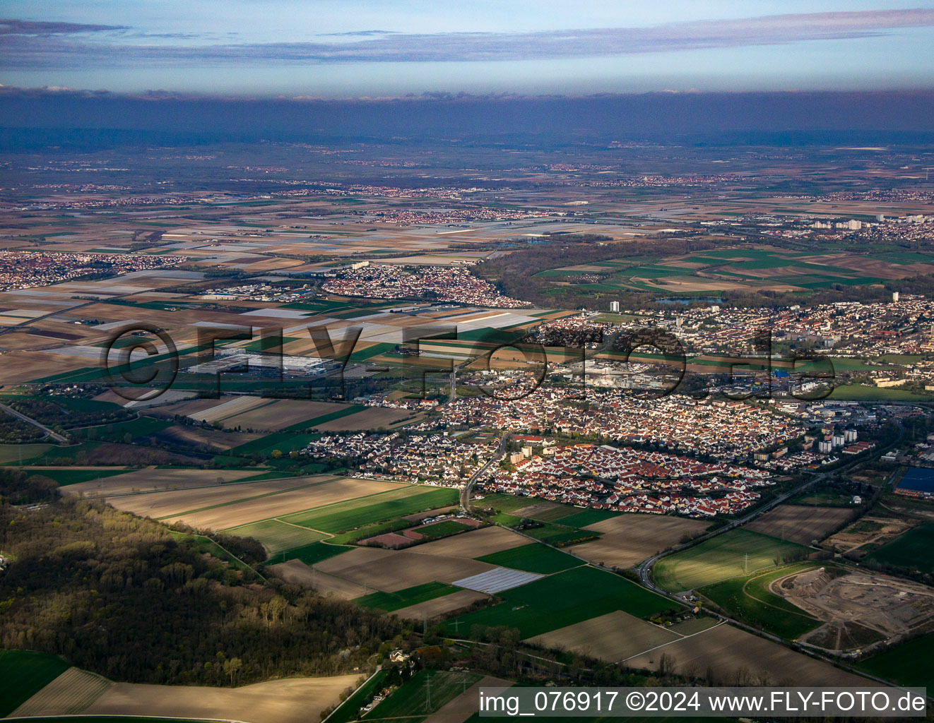 Vue oblique de Neuhofen dans le département Rhénanie-Palatinat, Allemagne