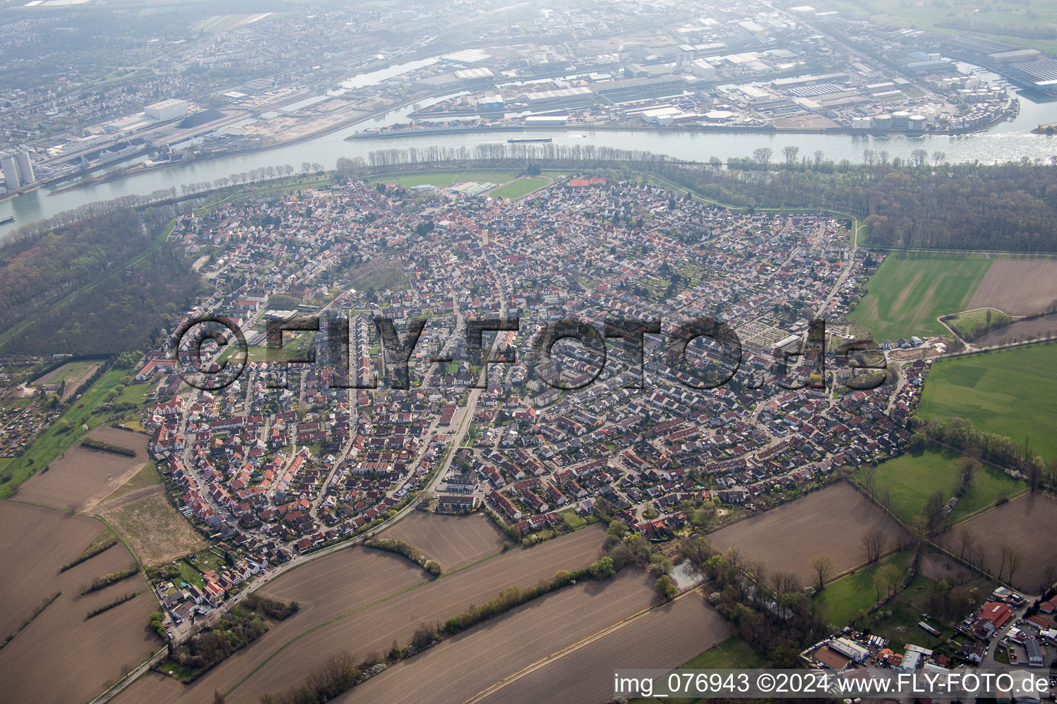 Vue aérienne de Vue des rues et des maisons des quartiers résidentiels à Altrip dans le département Rhénanie-Palatinat, Allemagne