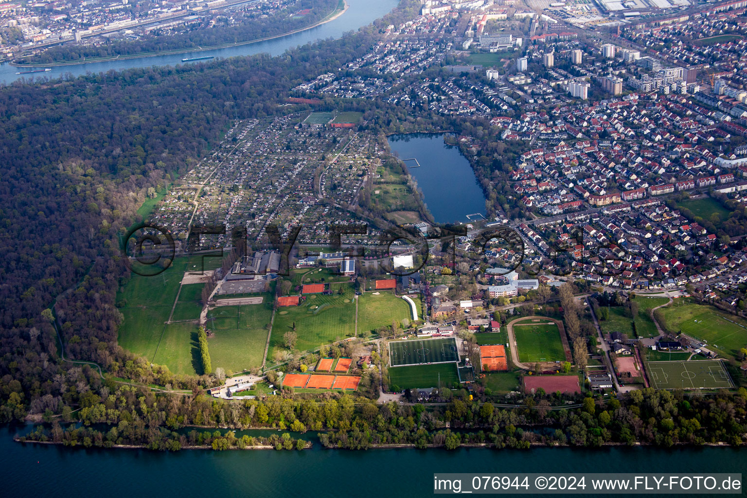 Vue aérienne de Ensemble des terrains de sport TSV Mannheim-Neckarau et du lac de baignade Stollenwörthweier à le quartier Neckarau in Mannheim dans le département Bade-Wurtemberg, Allemagne