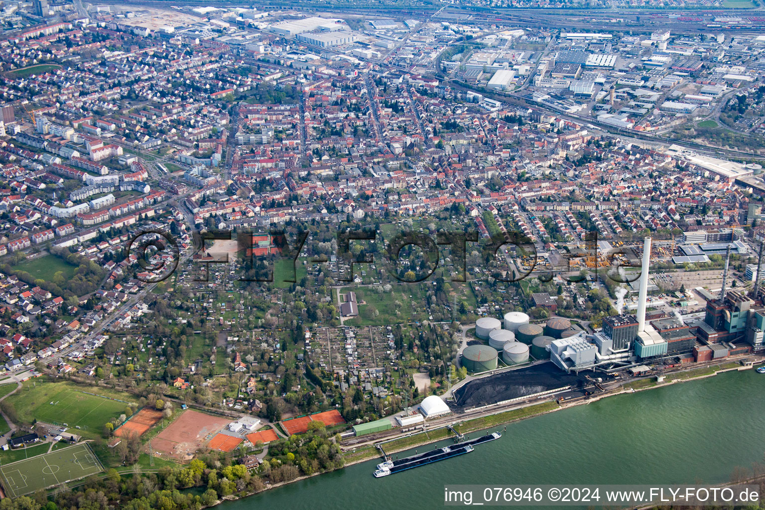 Vue aérienne de Quartier Neckarau in Mannheim dans le département Bade-Wurtemberg, Allemagne